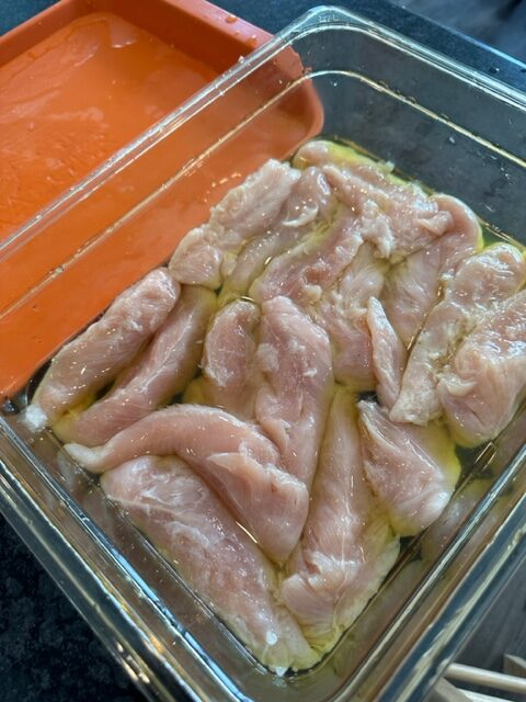 Chicken in a pan of pickle brine.